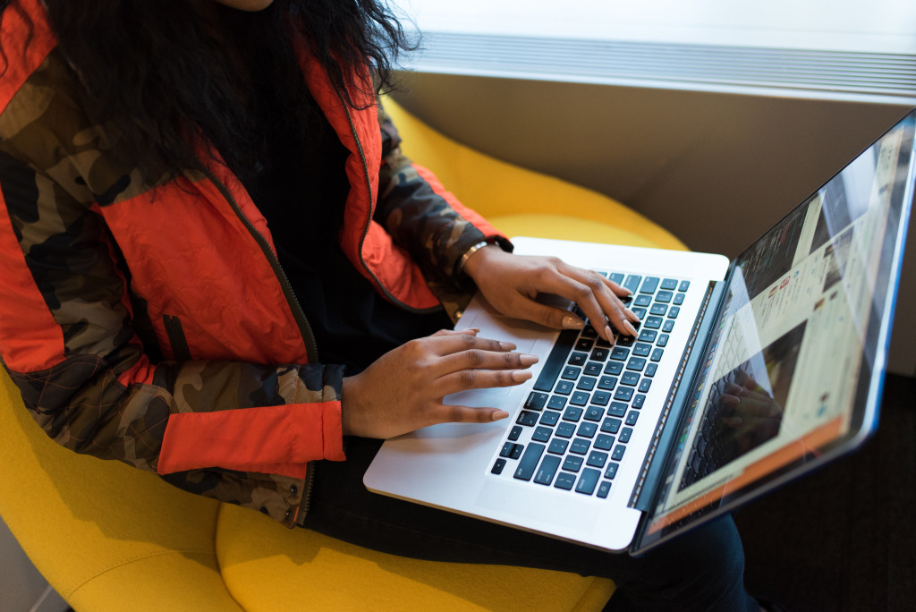 Frauen programmieren am Laptop (Foto: wocintechchat.com / Flickr)