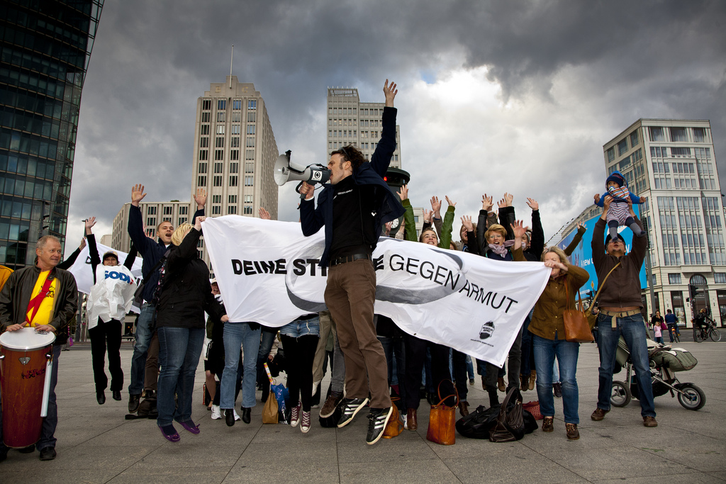 Aktivisten von "Deine Stimme gegen Armut" protestieren 2010 am Potsdamer Platz in Berlin (Foto: Die.Projektoren/ Jörg Farys)