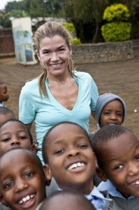 Anke Engelke mit Kindern in Afrika.