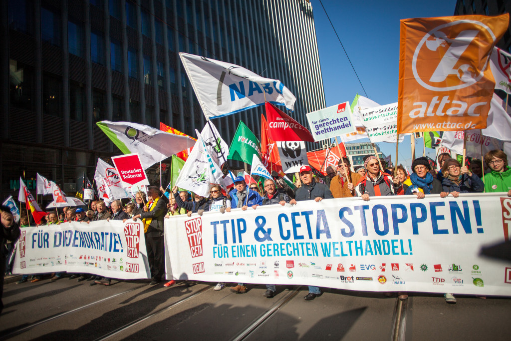 Jobs im Kampagnenbereich sind für viele Traumjobs. Dann organisiert man z.B. eine solche Demo mit wie gegen das TTIP-Abkommen im Okt. 2015 in Berlin (Foto: Jakob Huber/Campact)